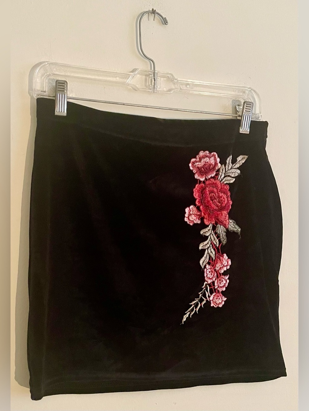 🌺 NWT Boohoo Black Velvet Mini Skirt with Rose Embroidery 🌺